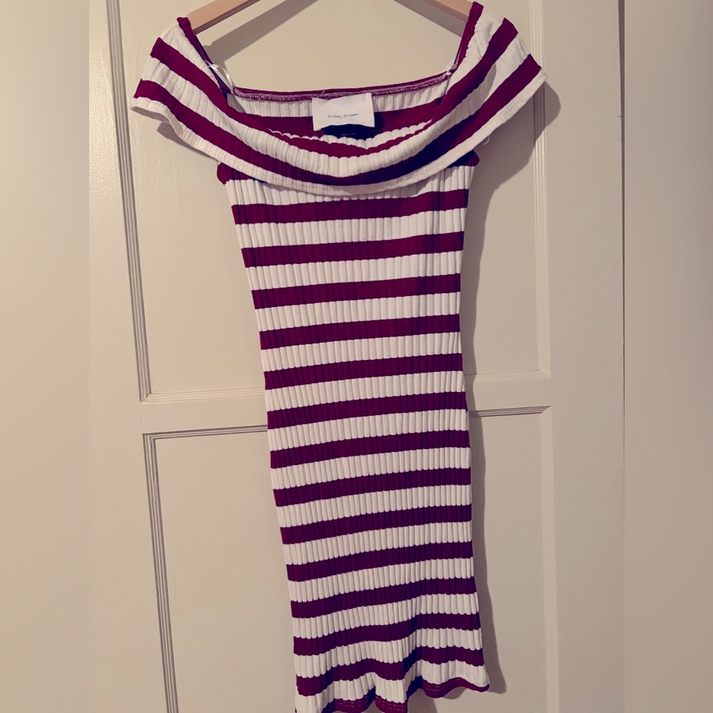 Le Claire de Lune. Size M/L. Red and white striped color. Off the shoulder.